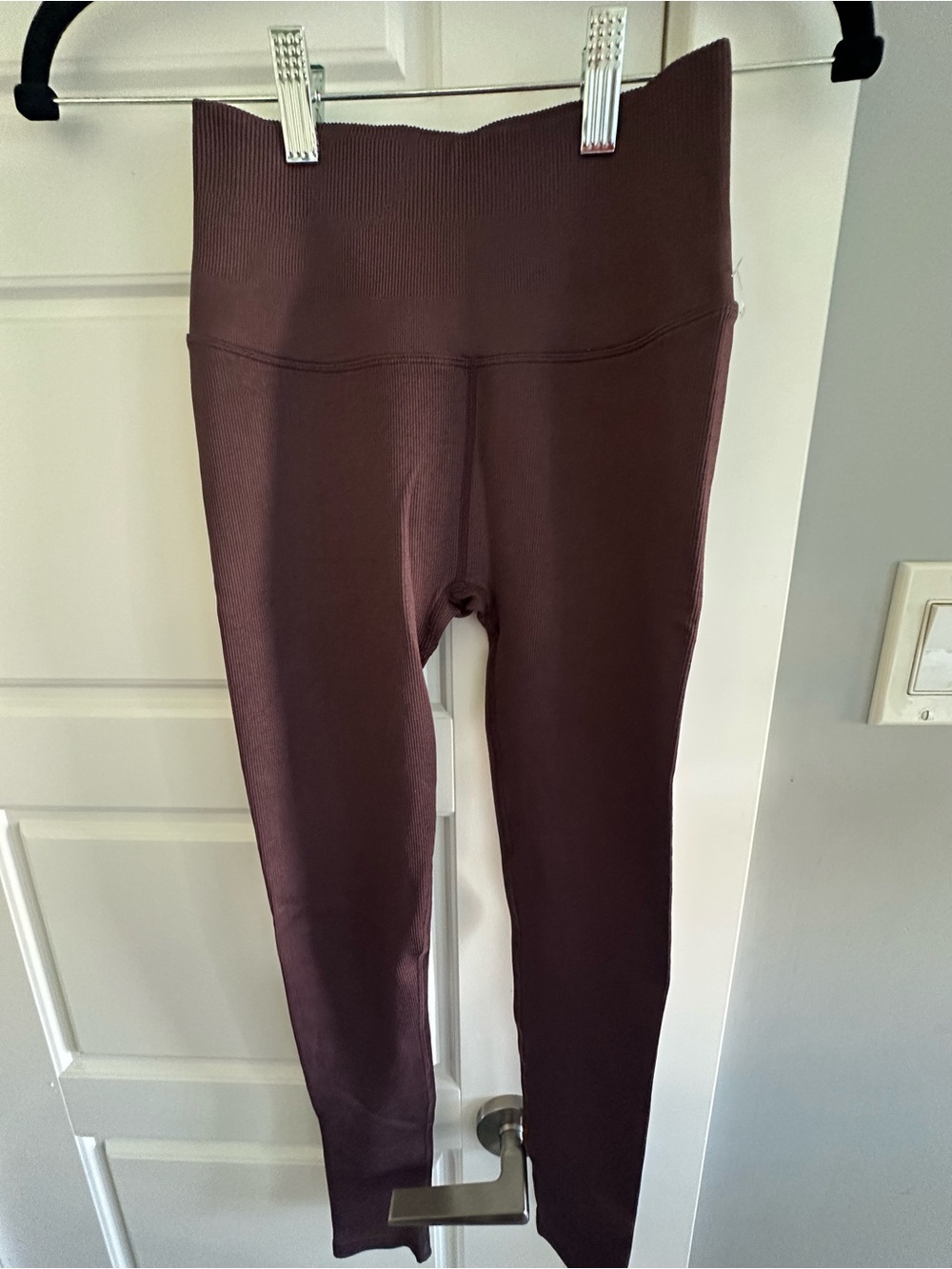 Spiritual Gangster High-Waist Leggings in Plum